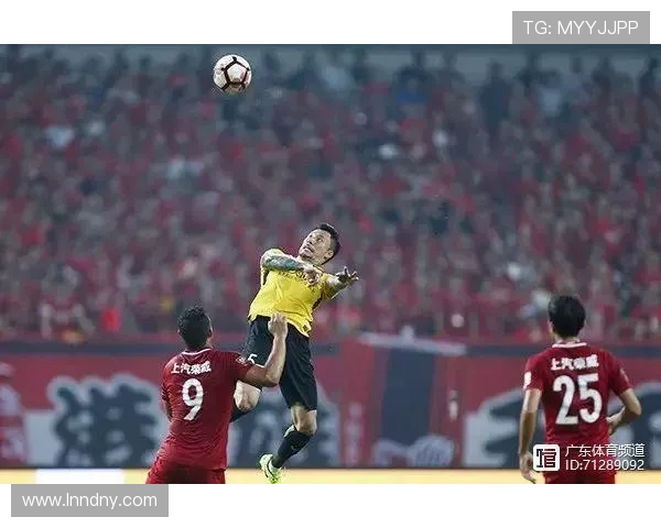 东方与恒大球迷热议对决赛场表现与未来发展方向