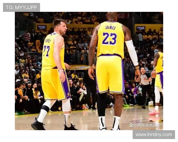湖人队与骑士队激烈对抗赛引发球迷热议精彩瞬间回顾